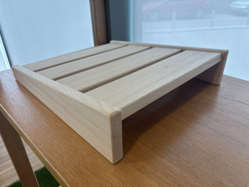 Leseno naslonjalo za v savno